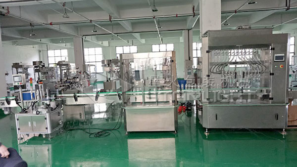 辉达娱乐车间液体灌装机实拍展示图