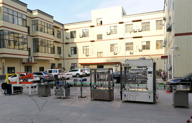 辉达娱乐油料自动灌装机展示