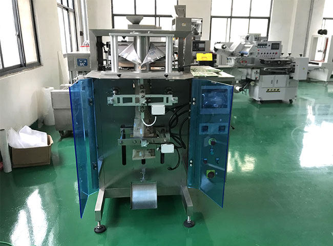 小型液体袋装辉达娱乐
灌装机设备展示