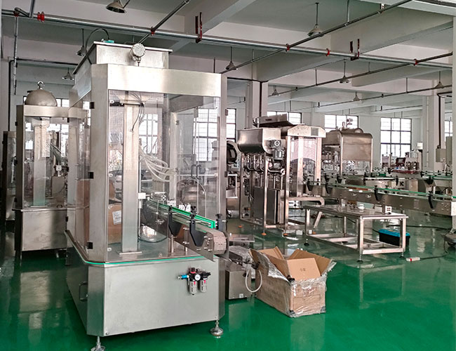 辉达娱乐自动液体灌装机生产厂家车间实拍