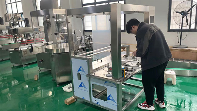 辉达娱乐定量液体灌装机源头厂家车间设备展示