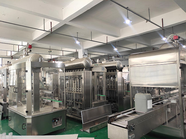 辉达娱乐定量液体灌装机源头厂家车间设备展示
