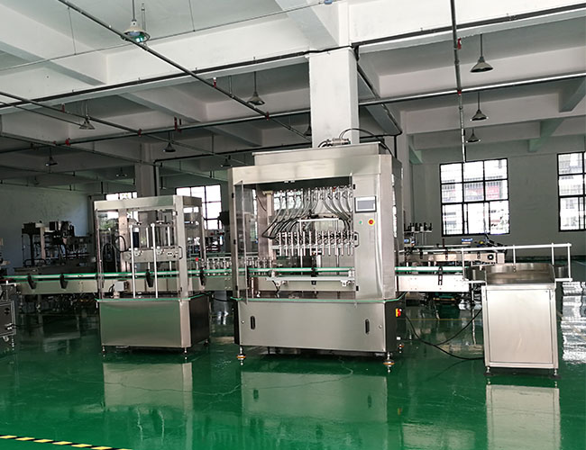 辉达娱乐液体灌装机设备展示