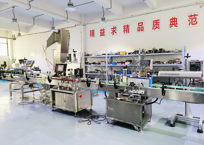 辉达娱乐液体灌装生产线-旋盖贴标部分